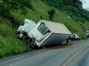Carreta colide com caminhonete em São Miguel dos Campos