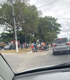 Colisão entre carro e moto deixa mulher ferida na entrada do Conjunto Eustáquio Gomes