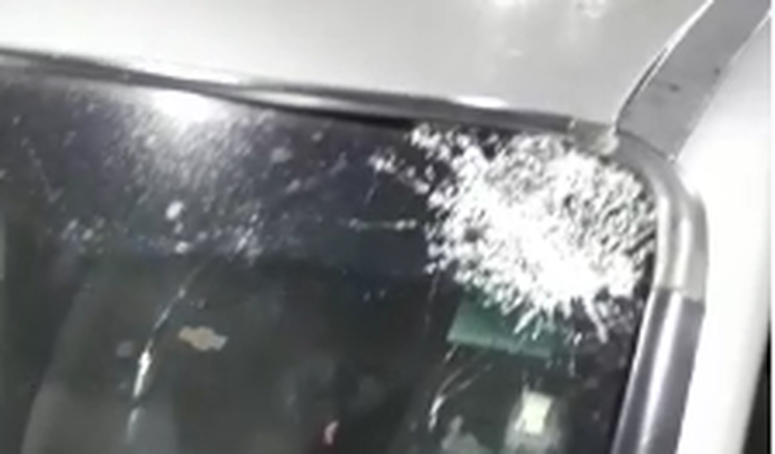 [Vídeo] Motorista de aplicativo tem carro apedrejado em Arapiraca