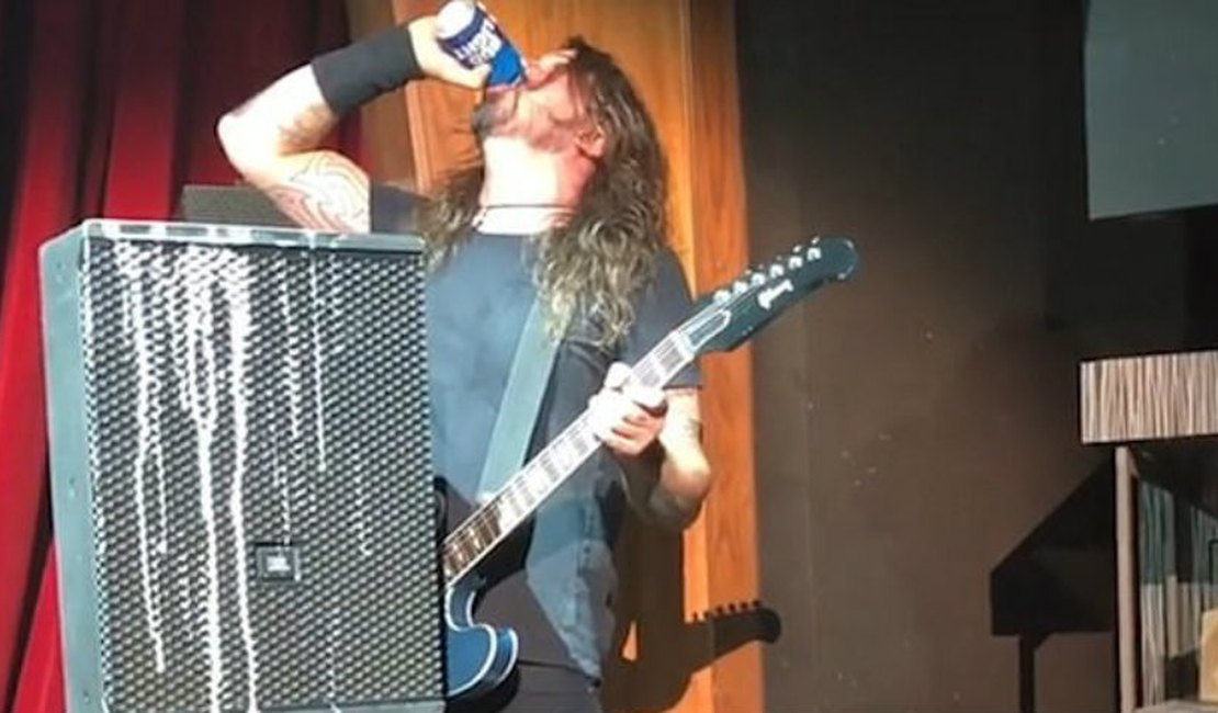 Vídeo: vocalista do Foo Fighters vira lata de cerveja e cai do palco durante show