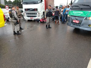 [Vídeo] Colisão traseira entre carreta e motocicleta deixa um ferido em Arapiraca 