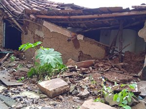 Forte chuva derruba casa e muro em vila de Palmeira dos Índios