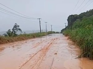 Rodovia entre São Luís do Quitunde e Barra de Santo Antônio fica coberta de lama após chuvas