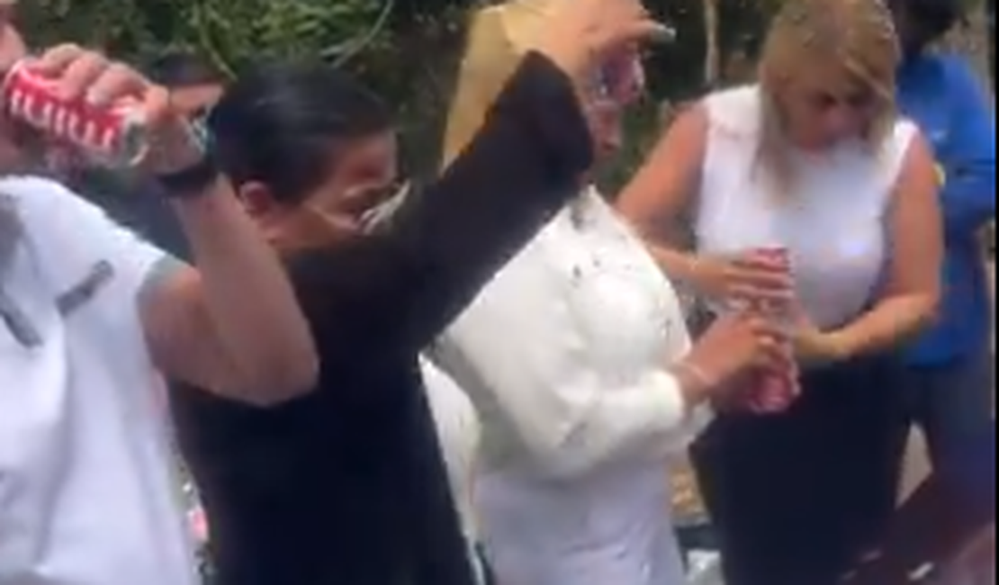 Família usa Coca-Cola em homenagem durante despedida de mulher após morte