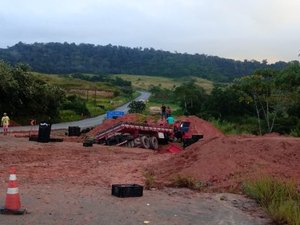 Motorista de caminhão morre soterrado por carga de laranjas na BR-101