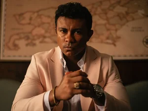 Xamã surge pelado em nova série da Netflix sobre a “máfia” do Rio