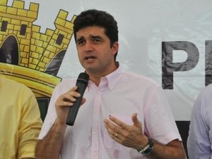 Prefeito participa da entrega de terminal do Rosane Collor