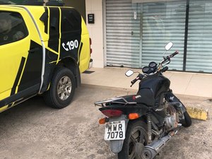 Motocicleta é recuperada no bairro da Serraria, em Maceió