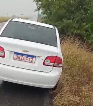 [Vídeo] Morador encontra táxi roubado às margens da BR-101, em Luziápolis