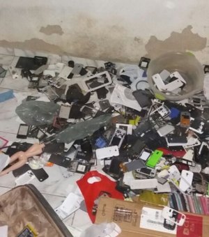 Polícia descobre casa que era usada para guardar peças de celulares e motos roubadas