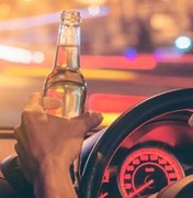 Condutor embriagado foge após acidente, em Penedo