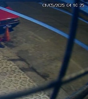 [Vídeo] Criminoso é flagrado furtando placas de veículos no bairro do Jacintinho