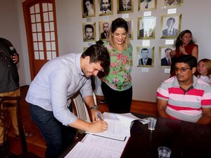 Prefeito sanciona lei que bonifica escolas com melhores notas no IDEB