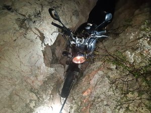 PRF socorre motociclista que estava desaparecido após acidente