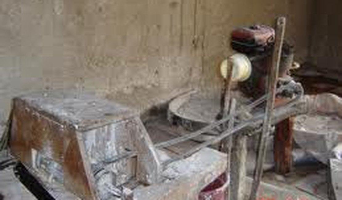 Farinha de mandioca está sendo misturada a outro produto