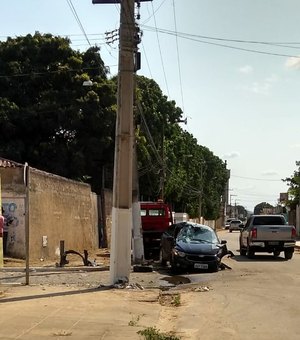 Funcionário de lava jato pega carro de cliente e colide em poste, em Arapiraca