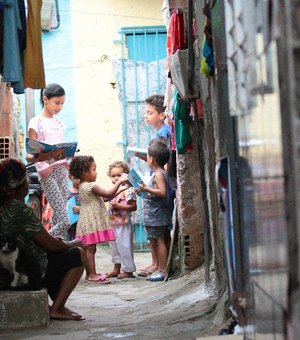 Garota de 11 anos dá aula em becos de comunidade no Recife