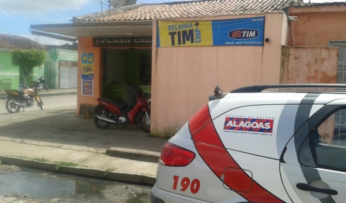 [Vídeo] Dupla invade loja e rouba celulares e notebook, em Arapiraca