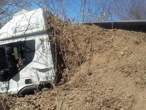 Motorista perde controle de veículo e cai na Serra das Pias