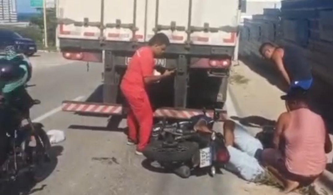 Duas pessoas ficam feridas após colisão entre moto e caminhão na Cruz das Almas