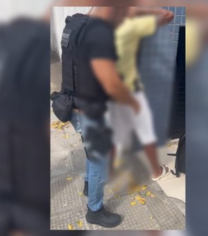 [Vídeo] Condenado por roubo é preso quando trabalhava como pintor em edifício na Ponta Verde