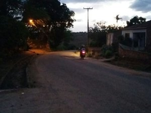 Criminosos fazem emboscada e roubam moto na zona rural de Arapiraca