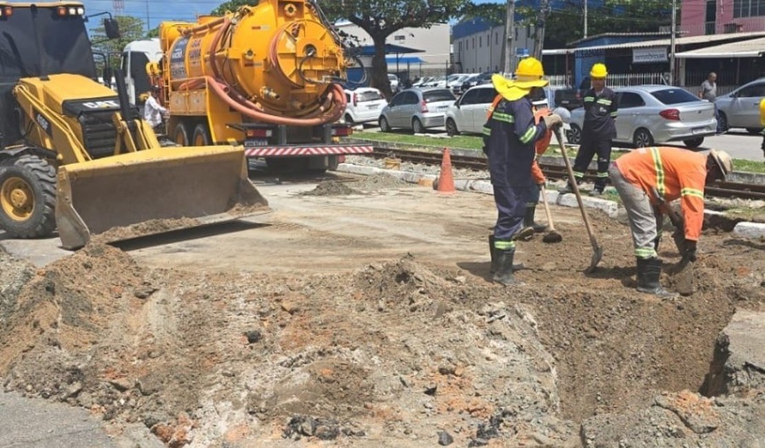 Infraestrutura executa obra emergencial na Rua Walter Ananias, na Pajuçara
