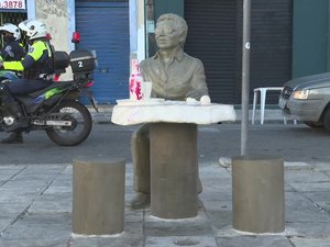 Estátua de Reginaldo Rossi é pichada menos de 20 dias depois de ser inaugurada no Recife
