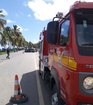 Veículo de passeio pega fogo na AL 101, em Maceió