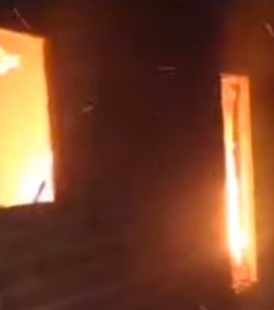 [Vídeo] Casa de suspeito de homicídio é incendiada por populares em Arapiraca