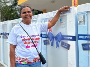 Moradora de Matriz de Camaragibe comemora troca de geladeira após 25 anos