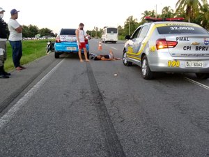 Carro colide com moto e deixa uma pessoa ferida na AL-101 Sul