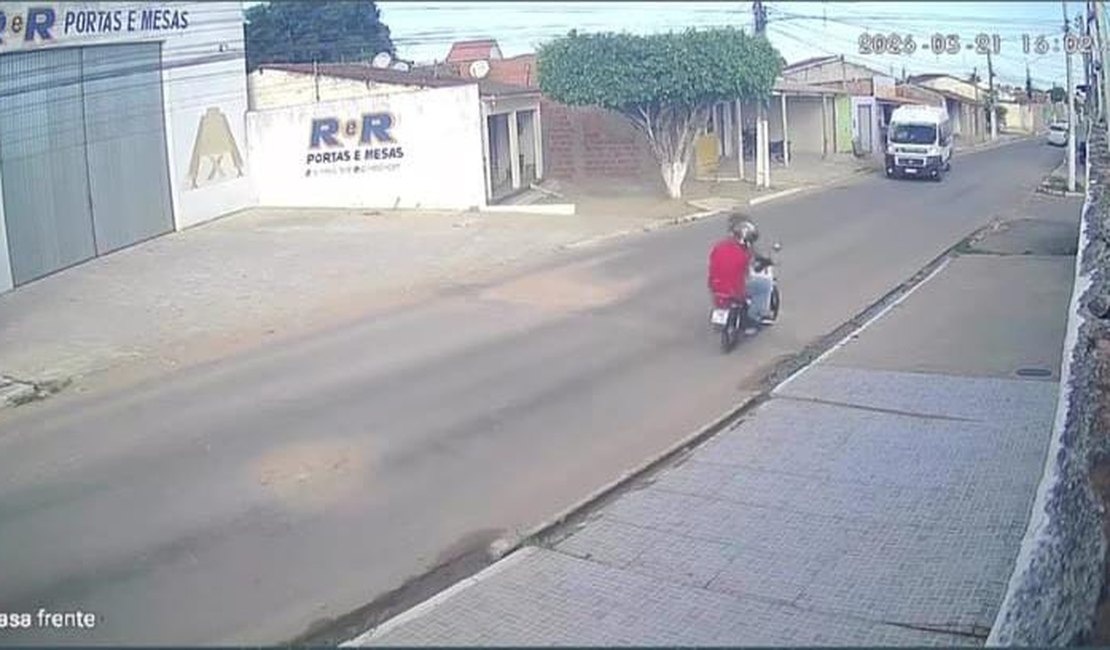 Jovem fica ferido ao colidir com moto na traseira de van em Arapiraca