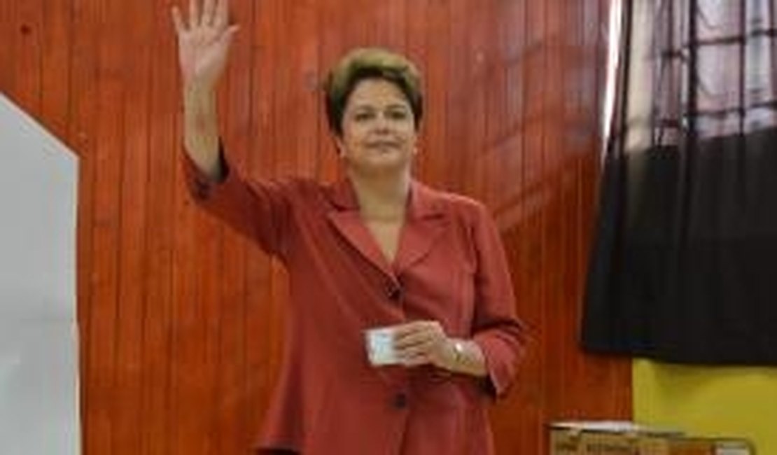 Dilma vota em escola de Porto Alegre e toma chimarrão na seção eleitoral