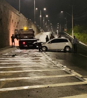 Motorista perde o controle do veículo e colide contra ponte Divaldo Suruagy