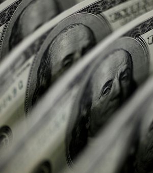 Dólar sobe 4% e fecha a R$ 4,80 em dia de tensão externa e interna