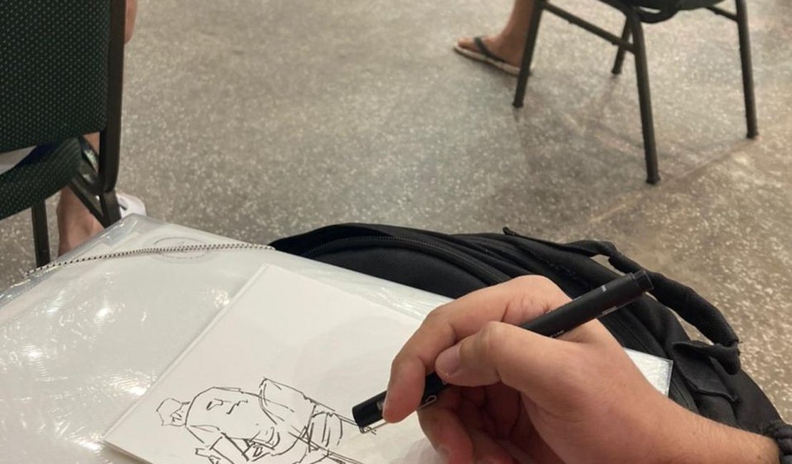 Artista usa tempo de fila da vacina para desenhar outras pessoas