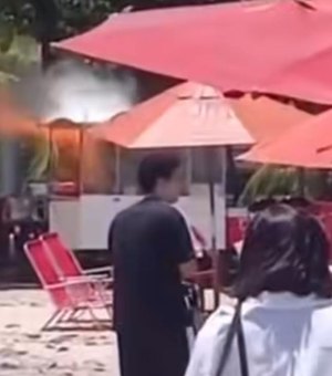 Fogo em barraca causa pânico na orla da Ponta Verde, em Maceió