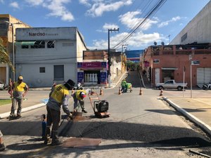 Para reduzir sinistros, lombada é instalada na Rua Governador Luiz Cavalcante