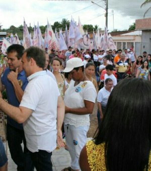Ricardo Nezinho realiza caminhada em comunidade de Arapiraca
