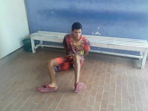 Criança de dois anos é agredida a pedradas