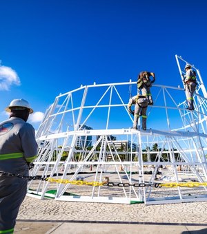 [Vídeo] Árvore de Natal de 34 metros começa a ser montada no Marco dos Corais em Maceió
