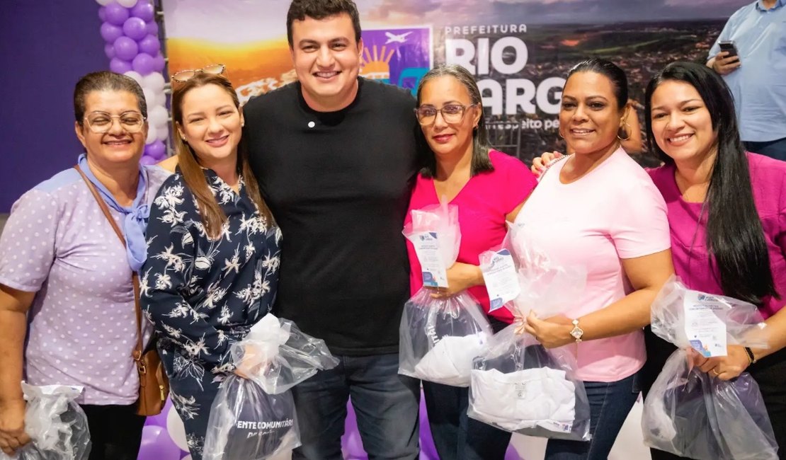 Após mais de 10 anos, Prefeito Carlos entrega novos fardamentos para ACS e ACE em Rio Largo