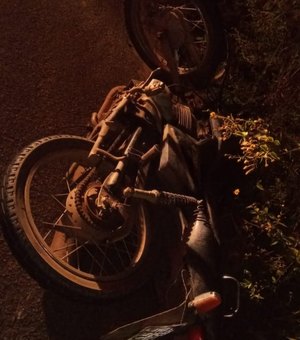 Colisão entre carro e motocicleta deixa homem ferido em Arapiraca