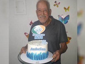 Idoso comemora 121 anos com bolo temático: 'O terror do INSS'