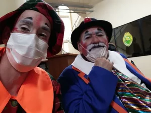 Palhaços vão parar na delegacia ainda fantasiados por conta de briga no PR