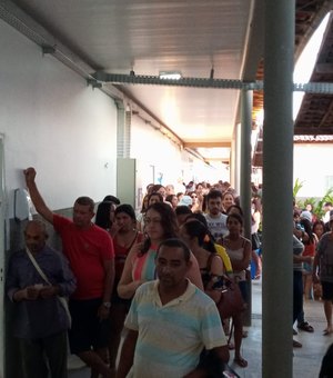 [Vídeos] Locais de votação fecham as portas com muitos eleitores nas filas para votar; outros chegaram atrasados