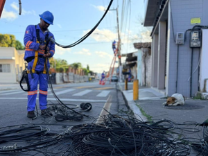 Projeto Poste Limpo retira 8,5 toneladas de cabos inativos no Pontal da Barra