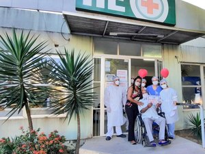 [Vídeo] Recuperado de Covid 19, idoso de Pão de Açúcar recebe alta depois de passar 15 dias no HEA