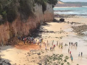 Falésia desaba e mata 3 pessoas na praia de Pipa, no Rio Grande do Norte